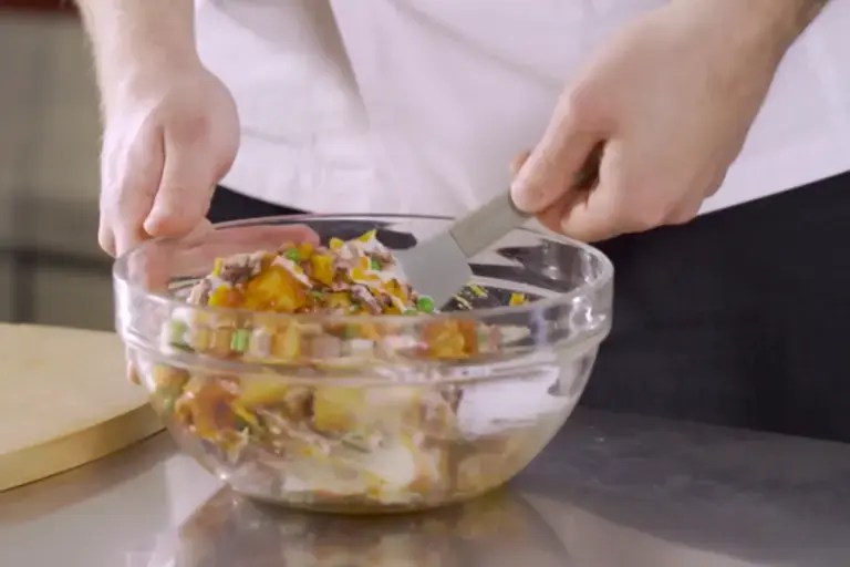 Los ingredientes se mezclan en un bol.