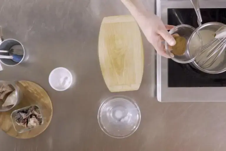 Se agrega nuez moscada a la sartén.