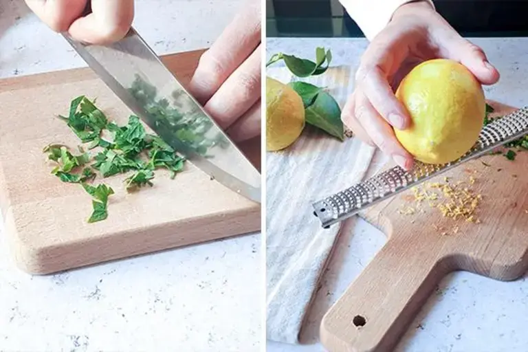 Piel de limón y perejil para los espaguetis con langostinos