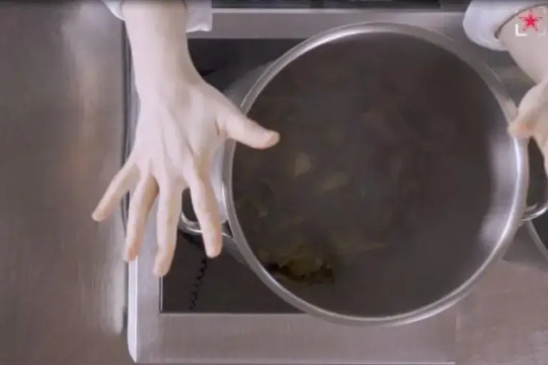 Reducir el caldo a la mitad