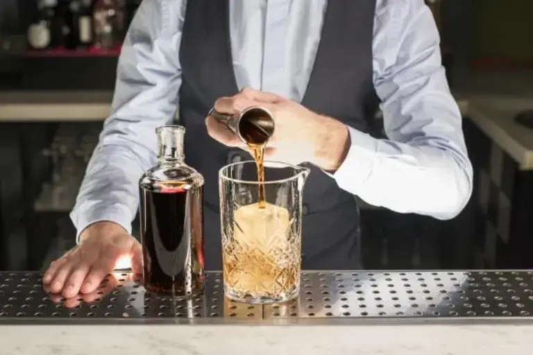 Verter el vermut rojo