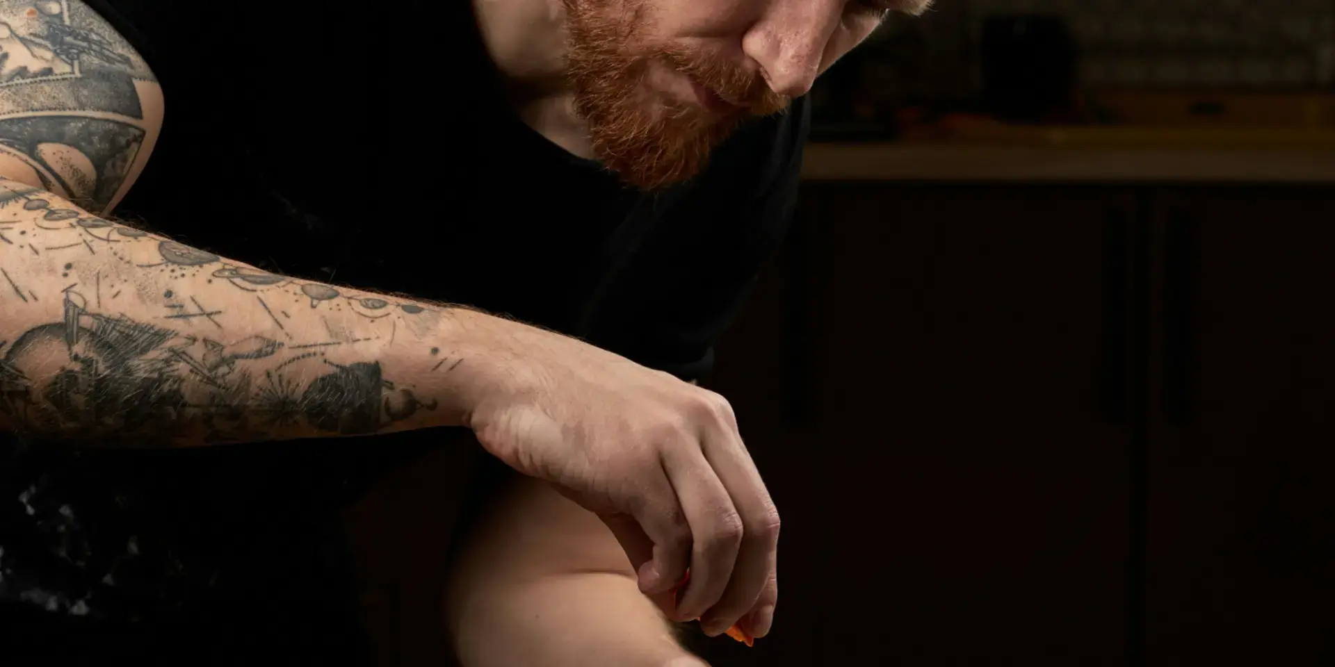 un mesero lleva un primer plato a una comensal