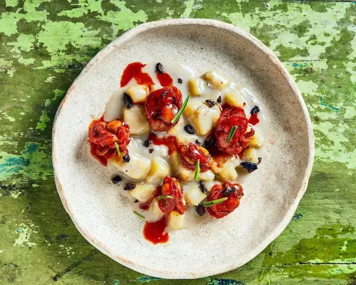 Mojo de guineo, almejas rojas y cacao